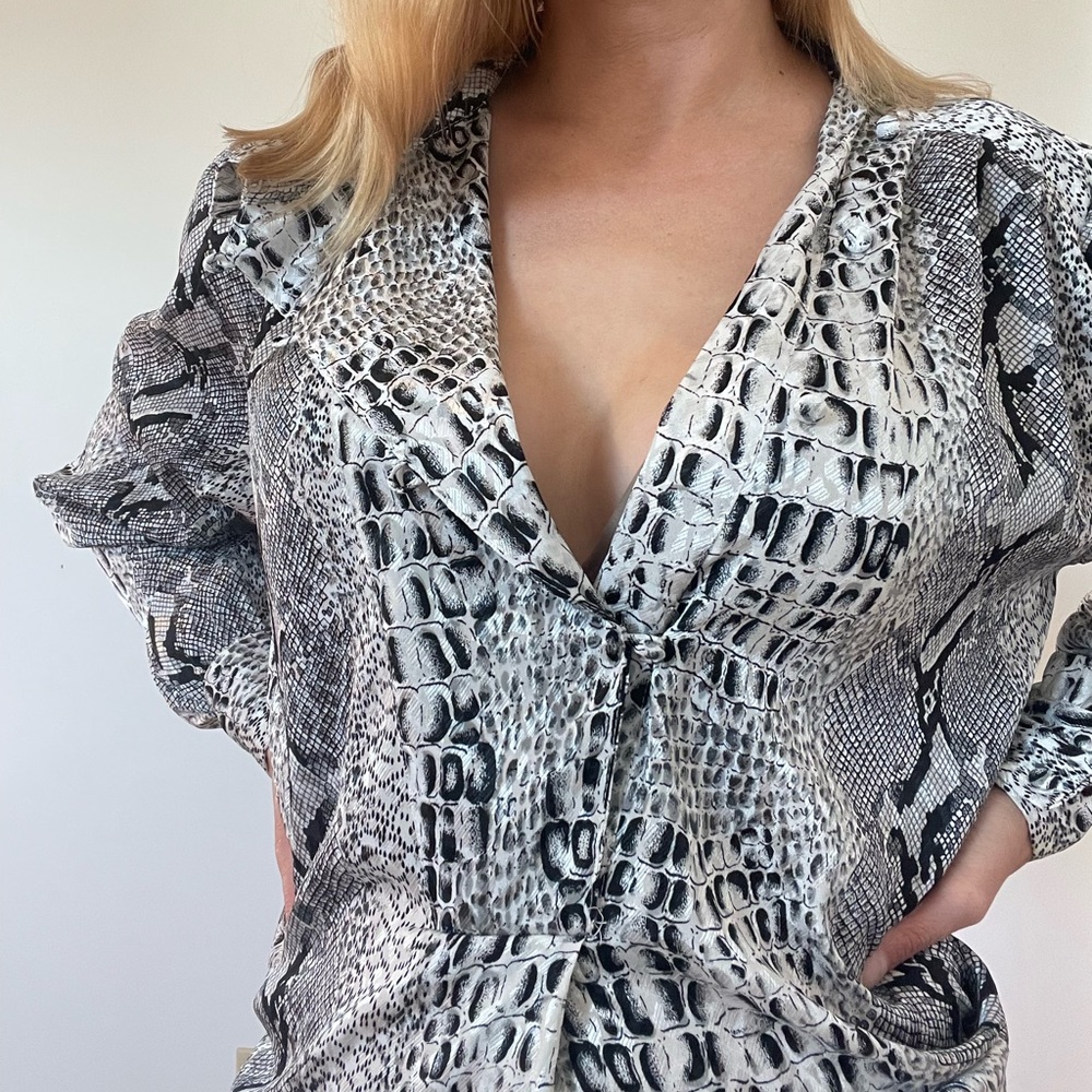 Vintage snakeskin print blouse. Really REALLY fresh style and sexy. It’s 🔥🔥